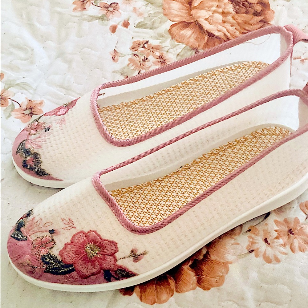 Super adorable floral summer flats - Size 7, 7.5